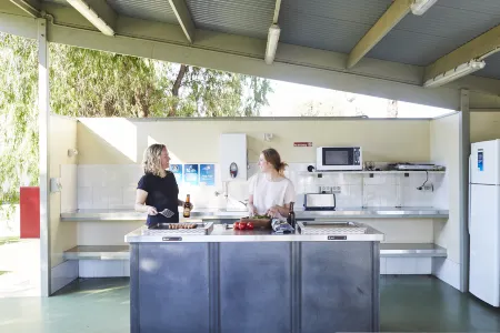 Nrma Victor Harbor Beachfront Holiday Park Отели рядом с достопримечательностью «Encounter Coast Discovery Centre»