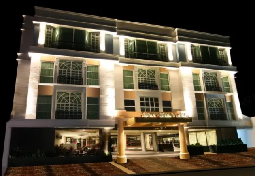 Crown Regency Hotel Makati Hotels near Glorietta