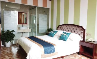 In the middle room, there is a large bed with tiled floors and wall-to-ceiling windows at Super 8 Hotel (Shanghai Pudong Airport Chenyang Road)