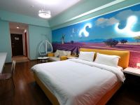 锐思堡国际公寓酒店(佛山三水万达店) - 草色莓香大床房