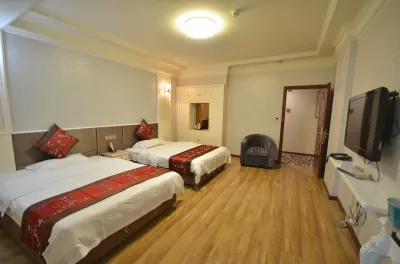 Luding Jinmaoyuan Business Hotel Отели рядом с достопримечательностью «Хуа Цимшань»