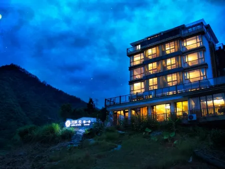 the Deyishe Inn in Thousand Island Lake Отели рядом с достопримечательностью «Xianshan Mountain»