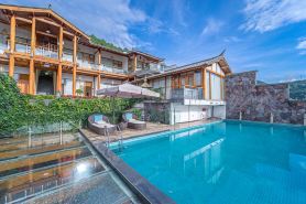 Lanyue Li·Linggan Senyang Natural Ore Hot Spring Resort 360° View Beautiful Stay (Heshun Branch)