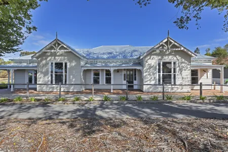 Grandview Accommodation - the Elm Tree Apartments