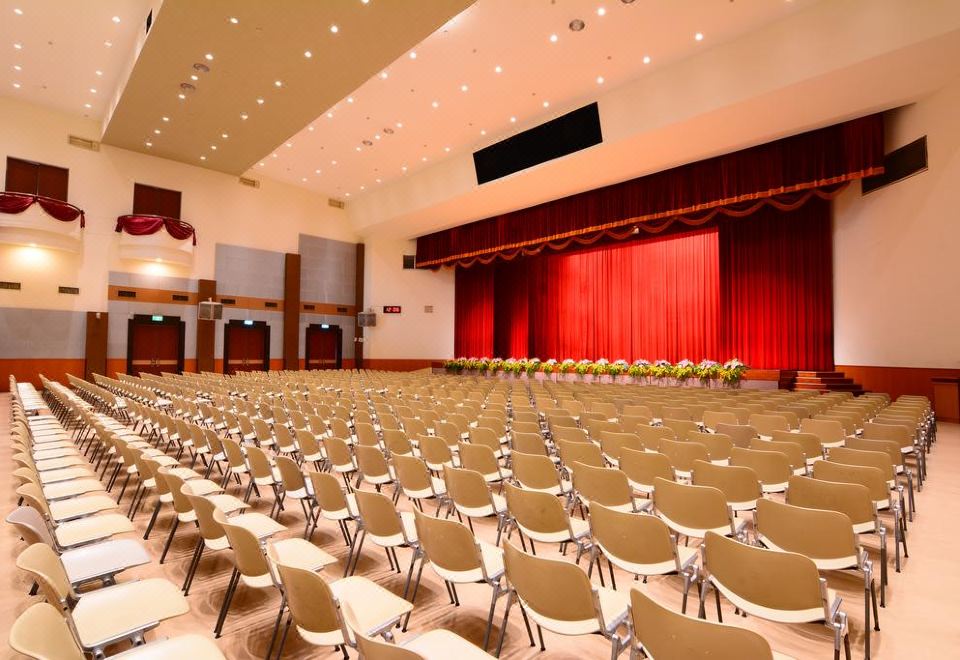 5. 지옌탄 유스 호..