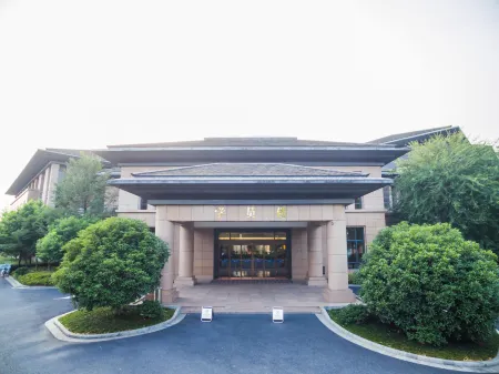 Qing He Hotel Отели рядом с достопримечательностью «Zhejiang A & F University Yijin Campus»