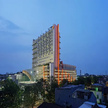 Harris Hotel and Conventions Kelapa Gading Jakarta Отели рядом с достопримечательностью «Мал Арта Гадинг»