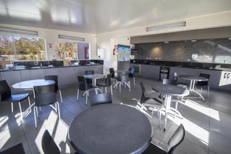 Tasman Holiday Parks - Te Anau Отели рядом с достопримечательностью «Andy's Place»