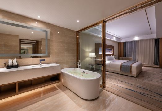 Novotel 칭다오 뉴호프의 쾌적한 헬스장 또는 객실