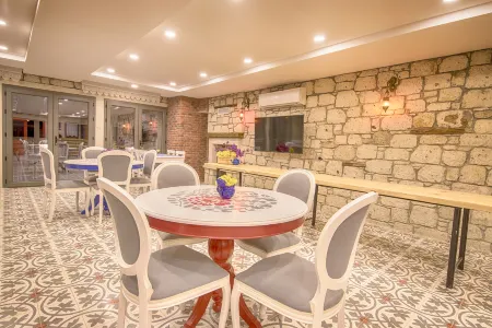 Bademli Konak Otel Отели рядом с достопримечательностью «Can Yücel Sokağı»