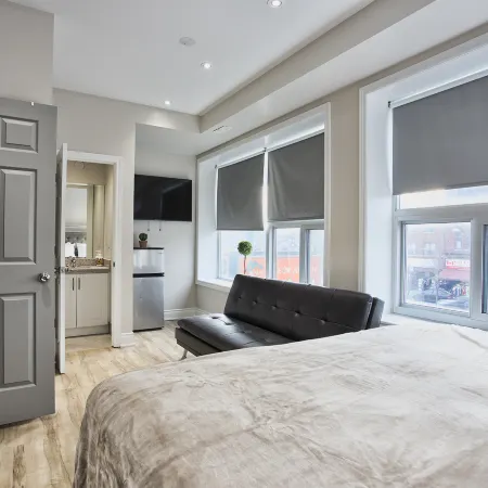 Toronto Rooms and Suites Отели рядом с достопримечательностью «Парк Тринити-Белвудс»