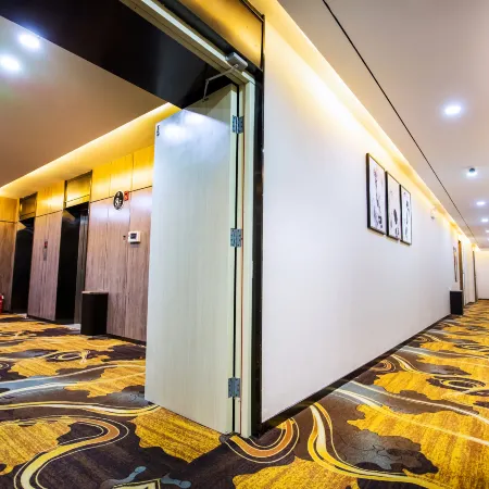 Shengyue Business Hotel (Subway Station of People's Hospital, Jiankang Road, Zhengzhou) Отели рядом с достопримечательностью «Хэнаньский экзаменационный центр для экзаменов гражданской службы, образовательный центр Huatu»