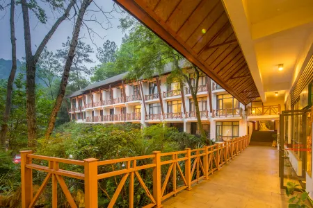 Guilin Shenlong Valley Qinglan Resort Отели рядом с достопримечательностью «Crown Cave»