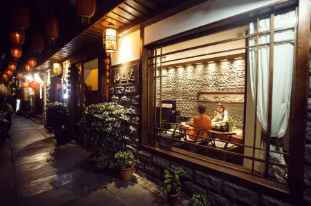 Qichi Yijiaren River-view Hostel Отели рядом с достопримечательностью «Xiong Xiling Former Residence»