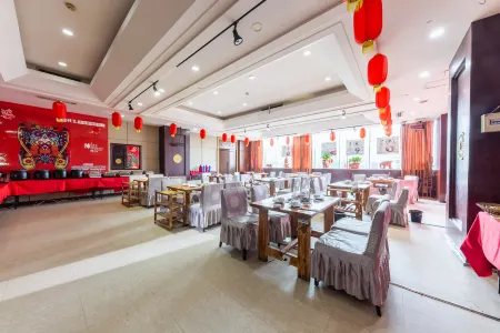 The Grand Tower Hotel Отели рядом с достопримечательностью «Pearl Spring»