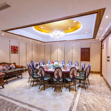 Oupai Jindi Grand Hotel (Xinyang International Trade City East Railway Station)