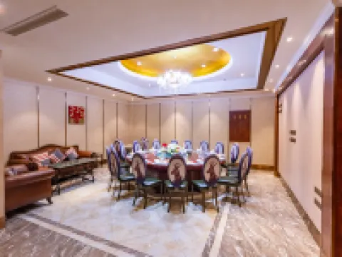 Oupai Jindi Grand Hotel (Xinyang International Trade City East Railway Station)
