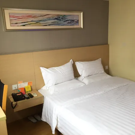 7Days Inn Chain Hotel (Shanghai Jiangning Road Subway Station Jade Buddha Temple) Отели рядом с достопримечательностью «Железнодорожный вокзал Шанхая»