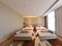 都匀途家斯维登度假公寓(万达广场) - 橙色系双床房