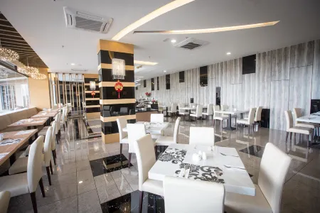 Lintas Platinum Hotel Отели рядом с достопримечательностью «M-Cubed Bar»