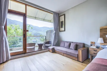 YuYaoYanLuQingShe Отели рядом с достопримечательностью «Longshan Park (South Gate)»