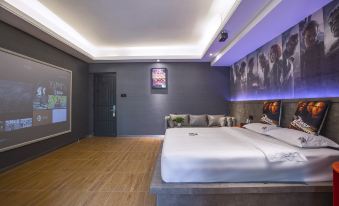 Hengda Film Hotel (High School Branch of No. 4 Middle School, Suoluowan Commercial Street, Haikou)