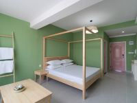 上海迪森宁主题乐园酒店公寓 - 东南亚木床房