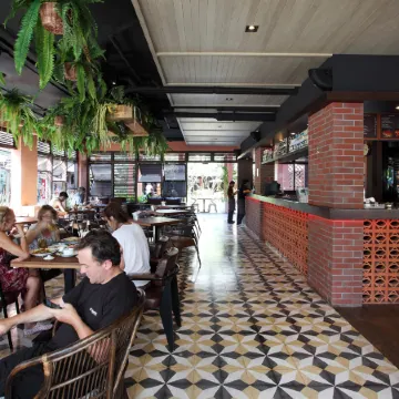 Rambuttri Village Inn & Plaza Отели рядом с достопримечательностью «Дорога Рамбуттри»