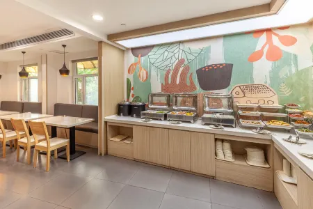 AMUN Hotel (Jinan Shungeng International Exhibition Center Yuhan Road) Отели рядом с достопримечательностью «Академия технологий Национальной сети»