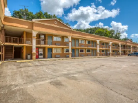 Budget Inn and Suites Hotels in Crowley