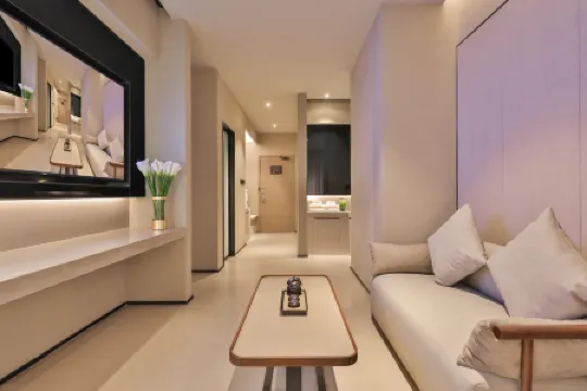 Dingshiju Crystal Hotel (Hongqiao Railway Station National Convention and Exhibition Center)