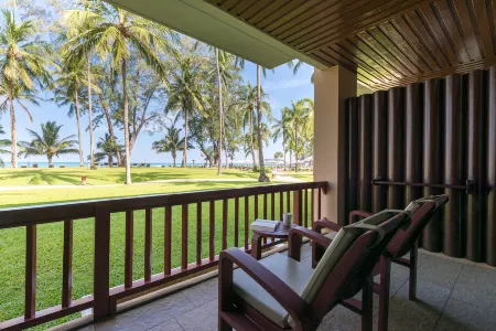 Katathani Phuket Beach Resort Отели рядом с достопримечательностью «Kata View Point»