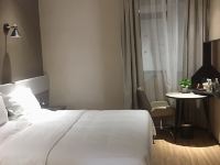 IU酒店(武汉高铁站欢乐谷店) - 小U舒适大床房