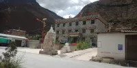 香格里拉古木酒店 Отели рядом с достопримечательностью «Шангрила-Барага, живописный район»