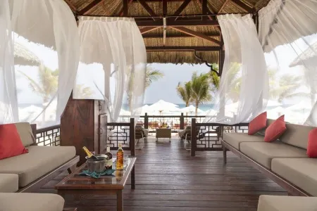 Swandor Cam Ranh Resort-Ultra All Inclusive Отели рядом с достопримечательностью «Пляж Бай Дай»