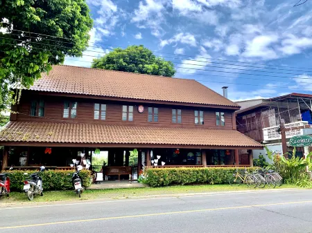 Riverhouse Hotel (The Teak House) Отели в г. Mae Sariang