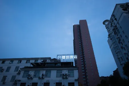 Manbo Hotel Отели рядом с достопримечательностью «University of Three Gorges - Faculty of Science»