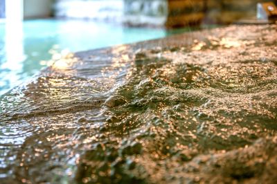 屋内プール 越後湯沢温泉 露天大岩風呂の宿 湯沢東映ホテルの写真