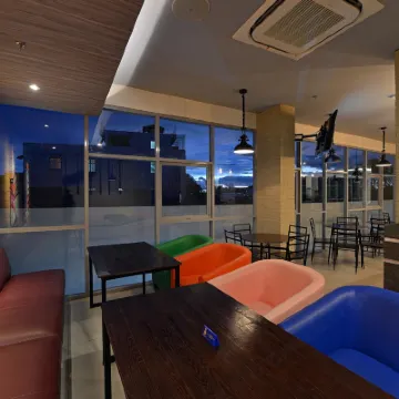 Pop! Hotel Diponegoro Hotel berhampiran Stesen Wonokromo