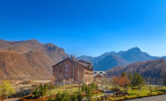 Maple Aroma Valley Hot Spring Resort Hotel