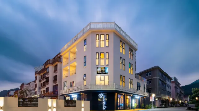 Floral Hotel·Lishui Dear Our Homestay (Guyan Huaxiang Store)