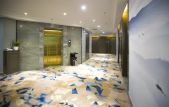Starway Hotel (Ji'an People's Square Bailuzhou Academy Store)