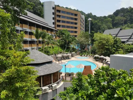 Holiday Inn Resort Krabi Ao Nang Beach By IHG Отели рядом с достопримечательностью «Рейли-Бич»