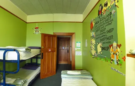 諾亞方舟背包客飯店