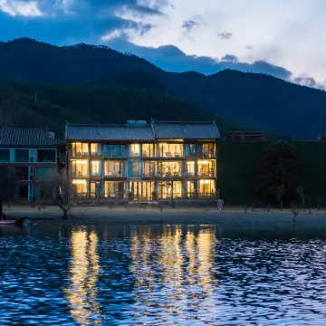 Yan sit lake view luxury B&B (Lugu Lake pig trough boat tour lake big falling water village store)