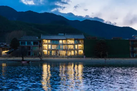 Yan sit lake view luxury B&B (Lugu Lake pig trough boat tour lake big falling water village store)