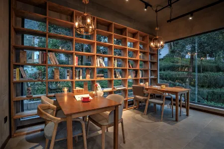 Xingyi Yunshe Guesthouse (Fanjing Mountain Scenic Area Branch) Отели рядом с достопримечательностью «Yamugou Scenic Area»