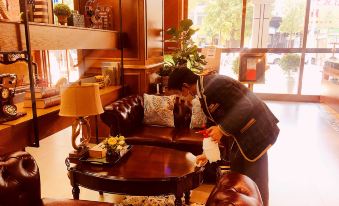 James Joyce Coffetel Hotel (Kunming Railway Station Huancheng South Road Subway Station)