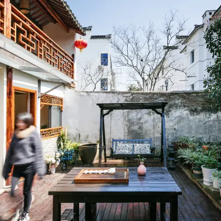 Qianshe Mengli Shuixiang Linhe Inn