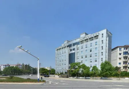 Jiujiang Taoyuan Hotel (Lushan High-Speed Railway Station) Отели рядом с достопримечательностью «Jiangxi Vocational College of Finance and Economics Balihu Campus»